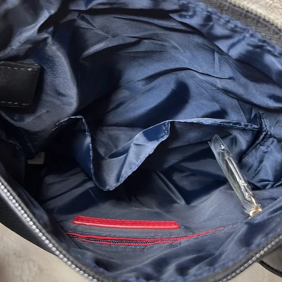 Tommy Hilfiger black crossbody with gold detail. Pouch card holder included - Picture 12 of 12